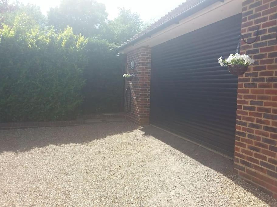 A Peaceful Annex Close To Historic East Grinstead Exterior photo
